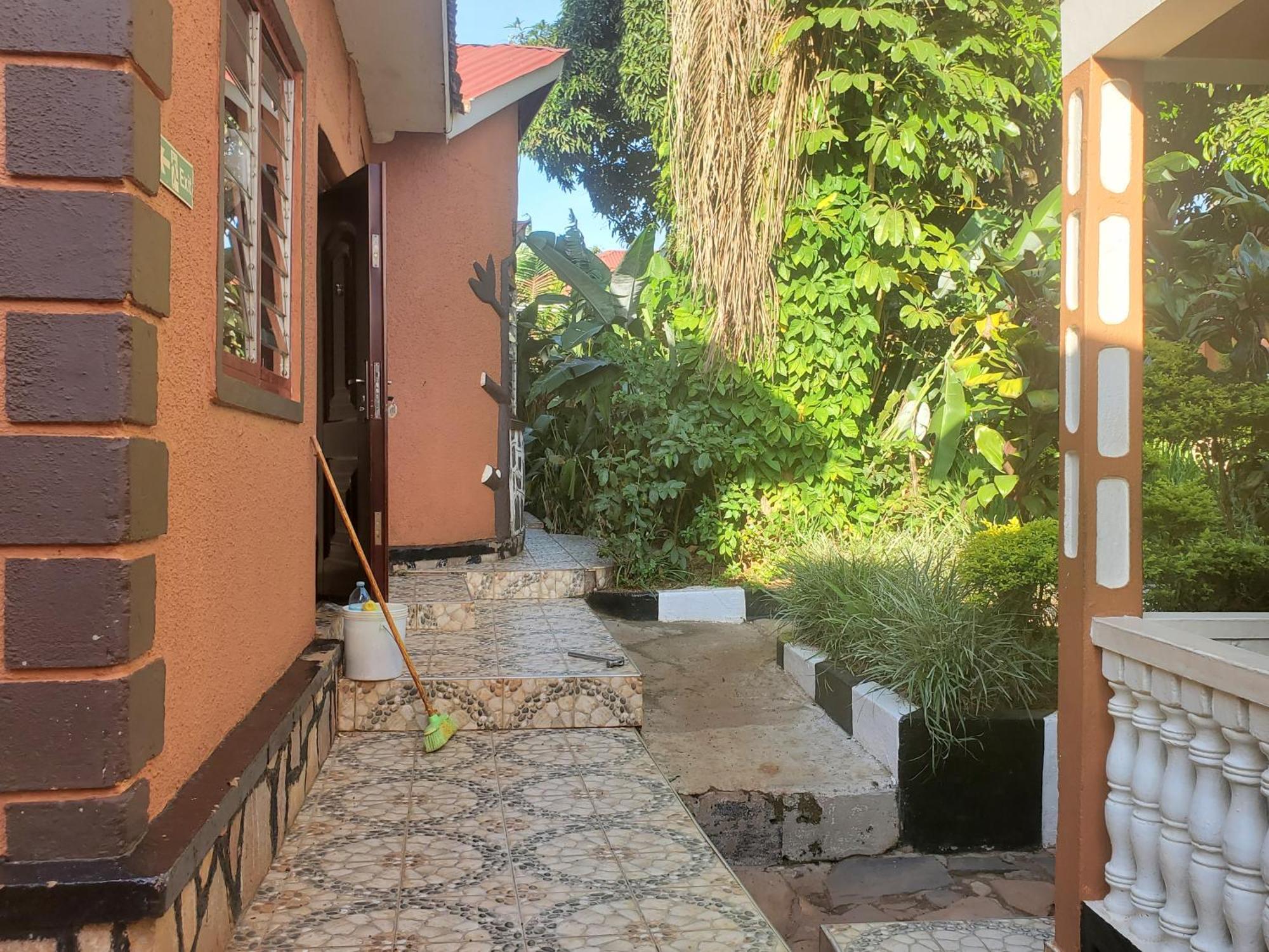 Gorilla African Guest House Entebbe Dış mekan fotoğraf