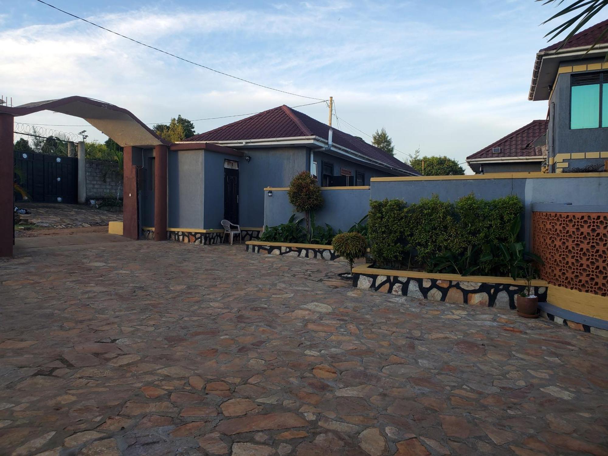 Gorilla African Guest House Entebbe Dış mekan fotoğraf