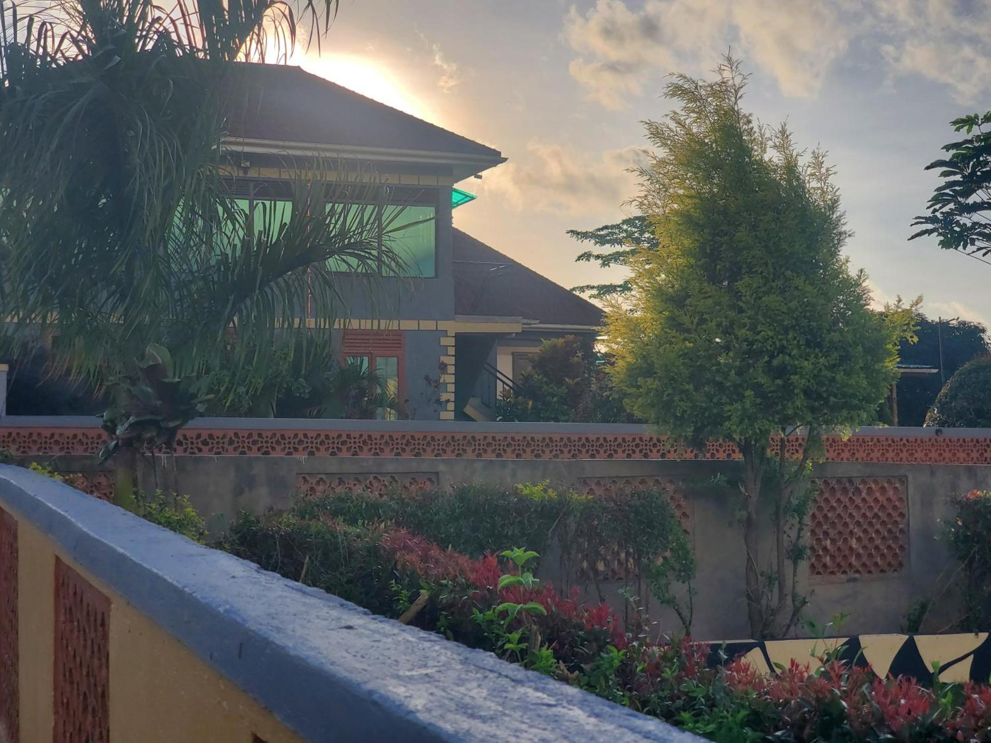 Gorilla African Guest House Entebbe Dış mekan fotoğraf