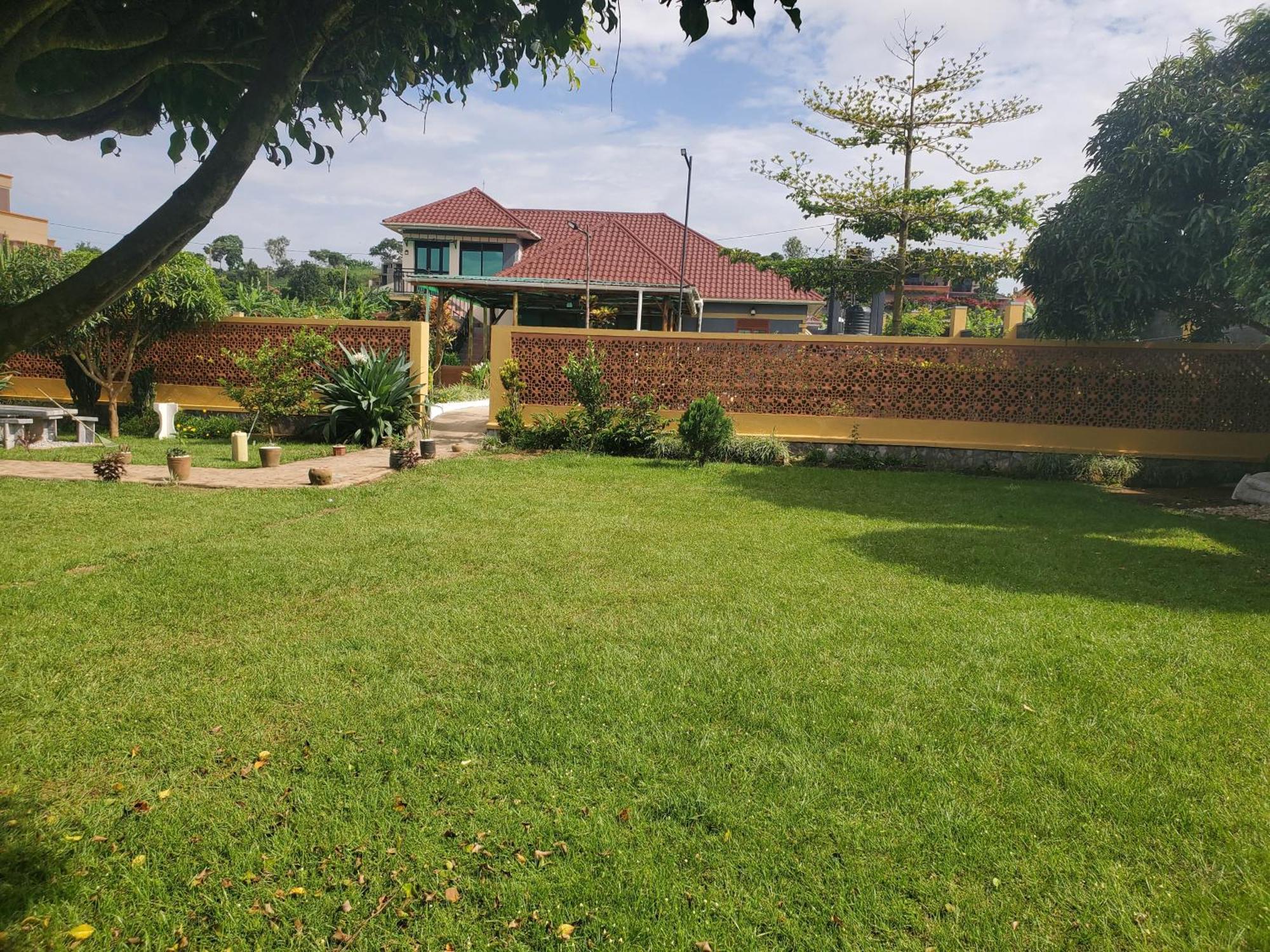 Gorilla African Guest House Entebbe Dış mekan fotoğraf