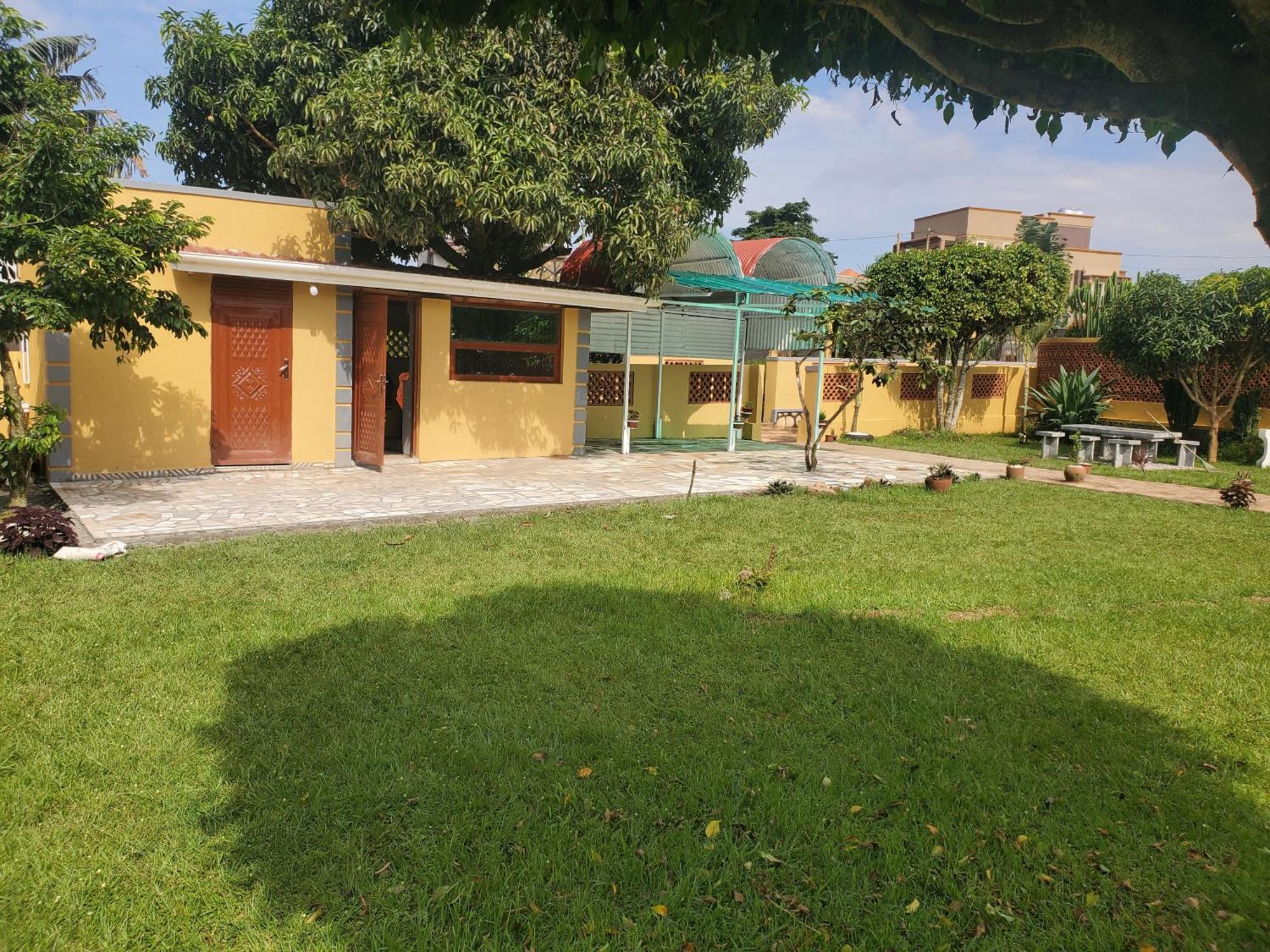 Gorilla African Guest House Entebbe Dış mekan fotoğraf