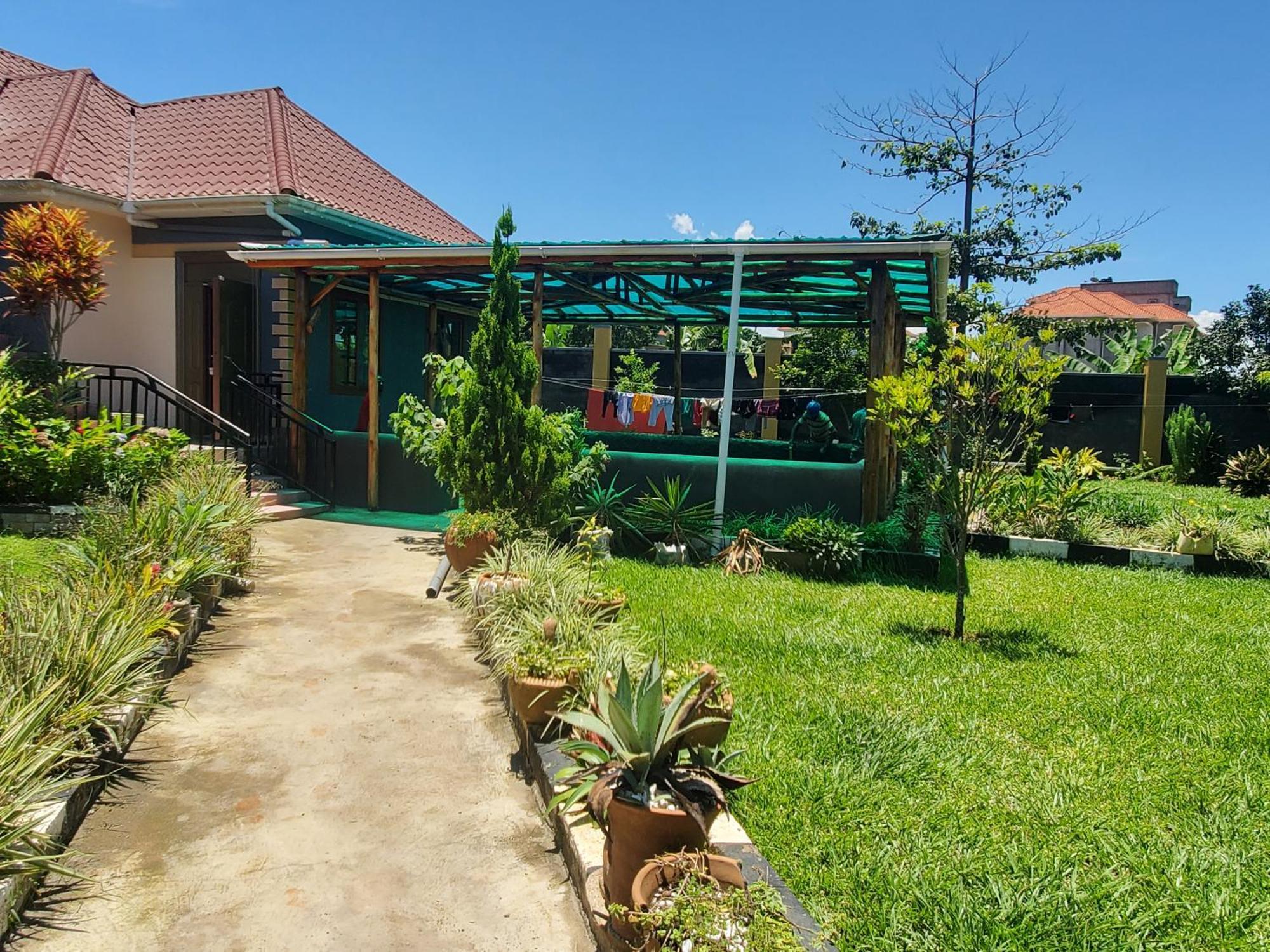 Gorilla African Guest House Entebbe Dış mekan fotoğraf