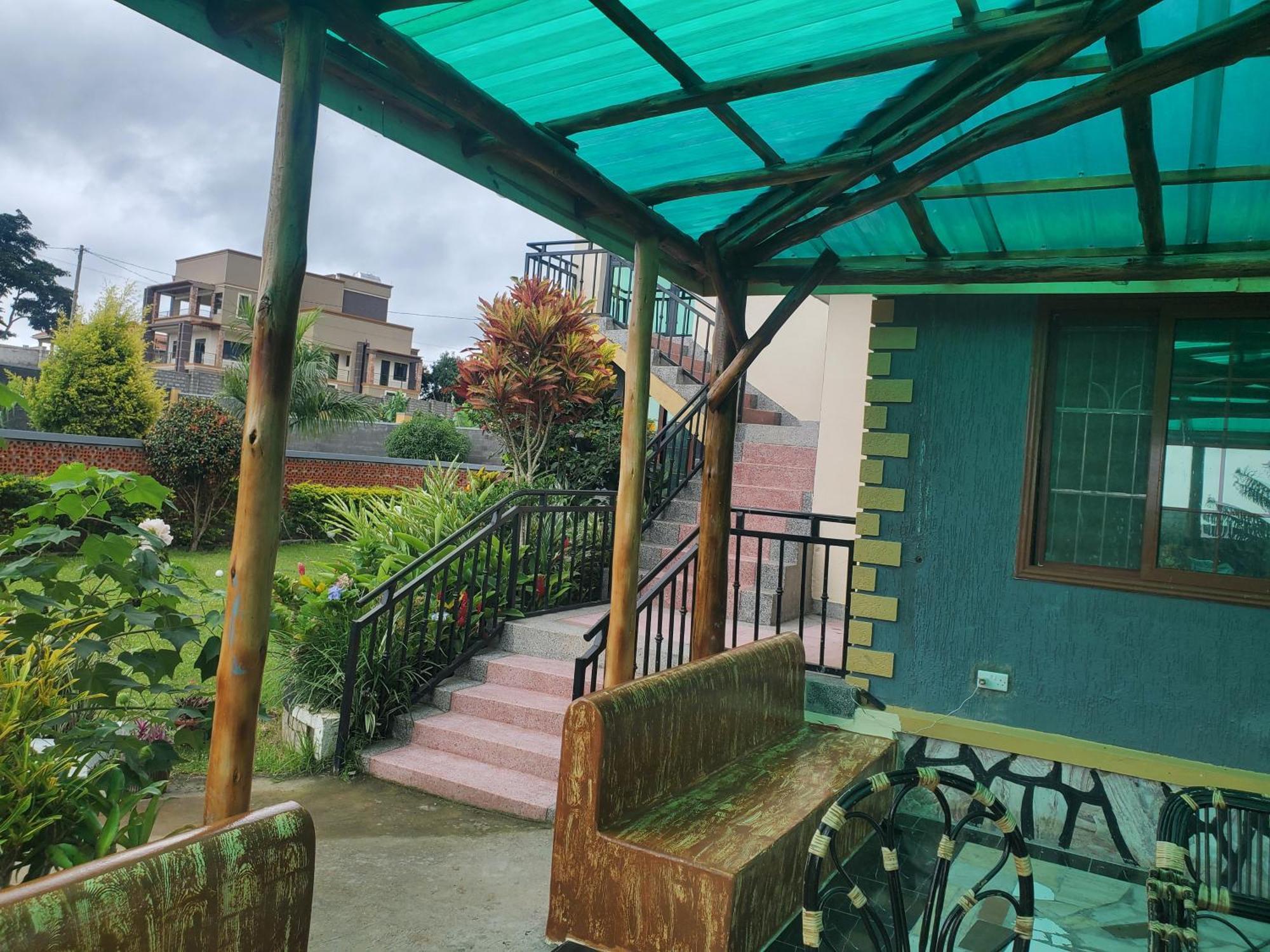Gorilla African Guest House Entebbe Dış mekan fotoğraf