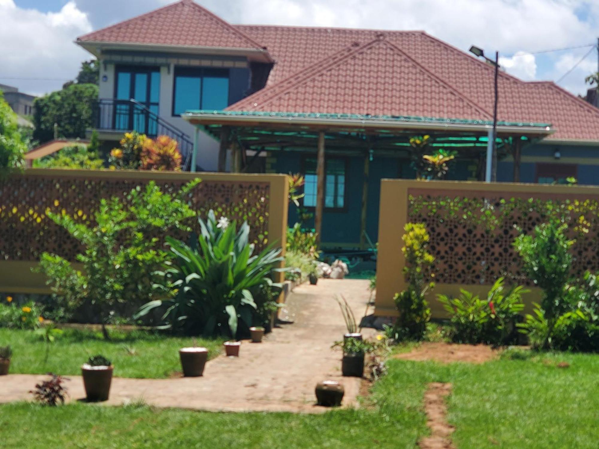 Gorilla African Guest House Entebbe Dış mekan fotoğraf