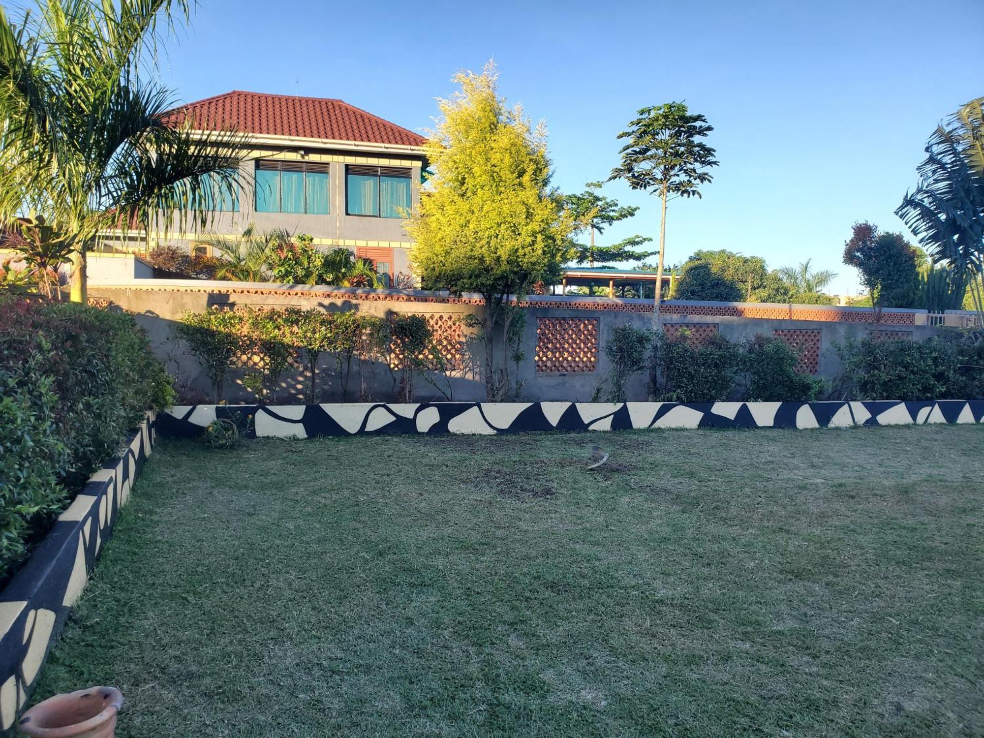 Gorilla African Guest House Entebbe Dış mekan fotoğraf