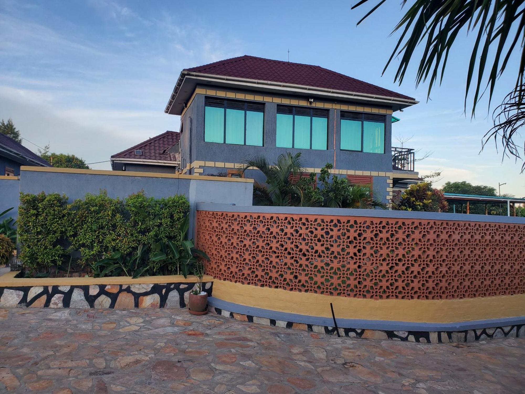 Gorilla African Guest House Entebbe Dış mekan fotoğraf