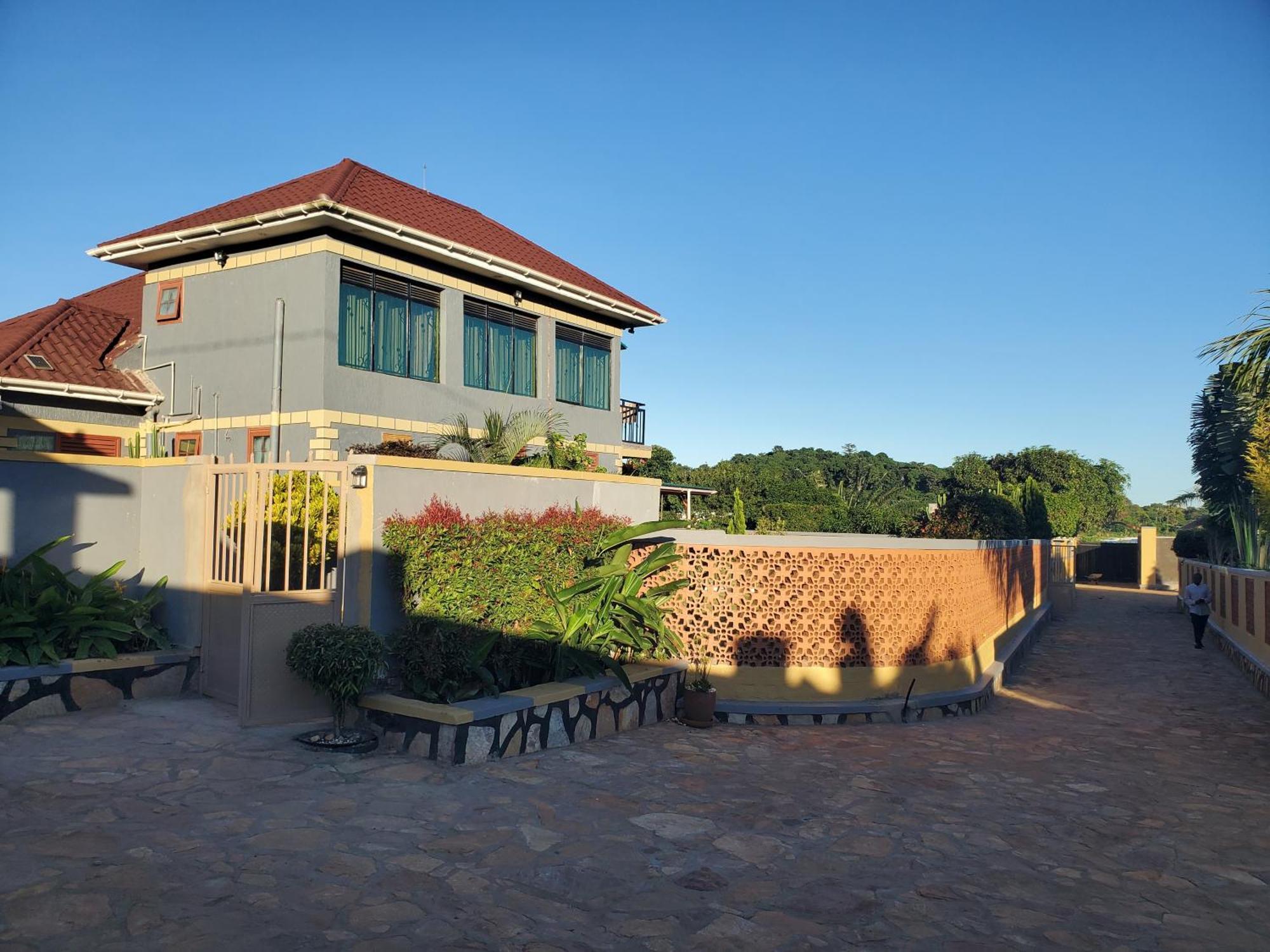 Gorilla African Guest House Entebbe Dış mekan fotoğraf