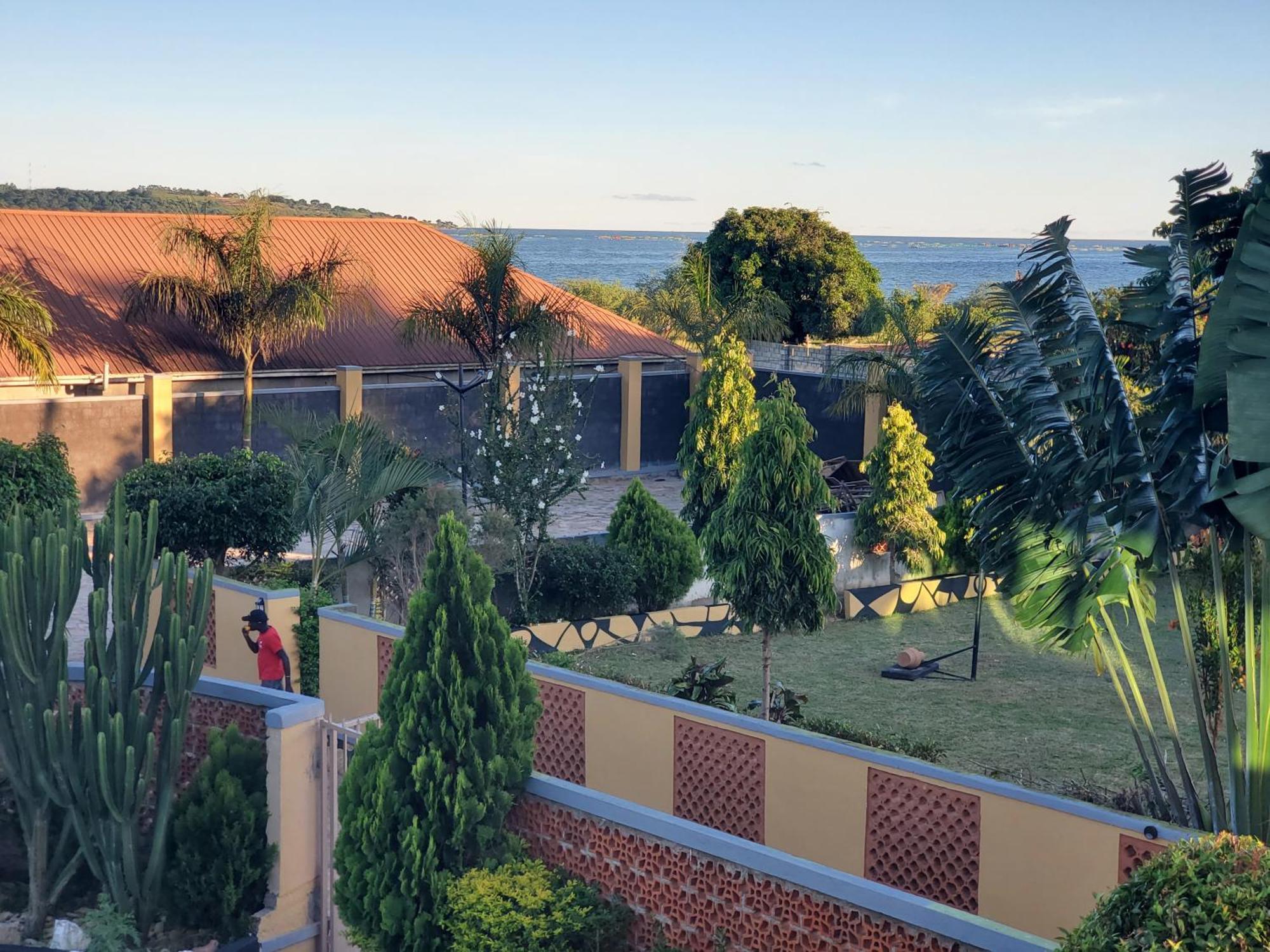 Gorilla African Guest House Entebbe Dış mekan fotoğraf