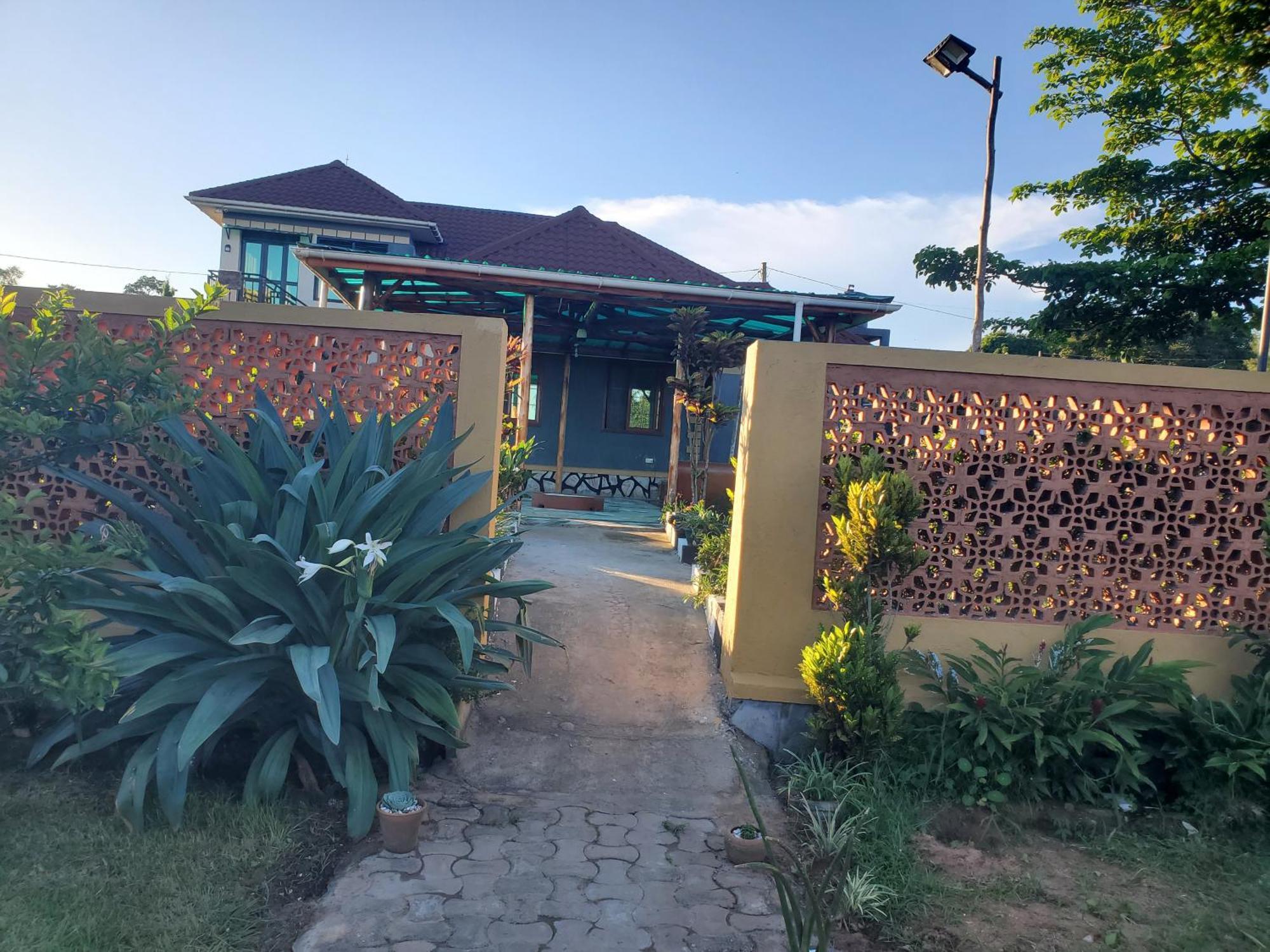 Gorilla African Guest House Entebbe Dış mekan fotoğraf