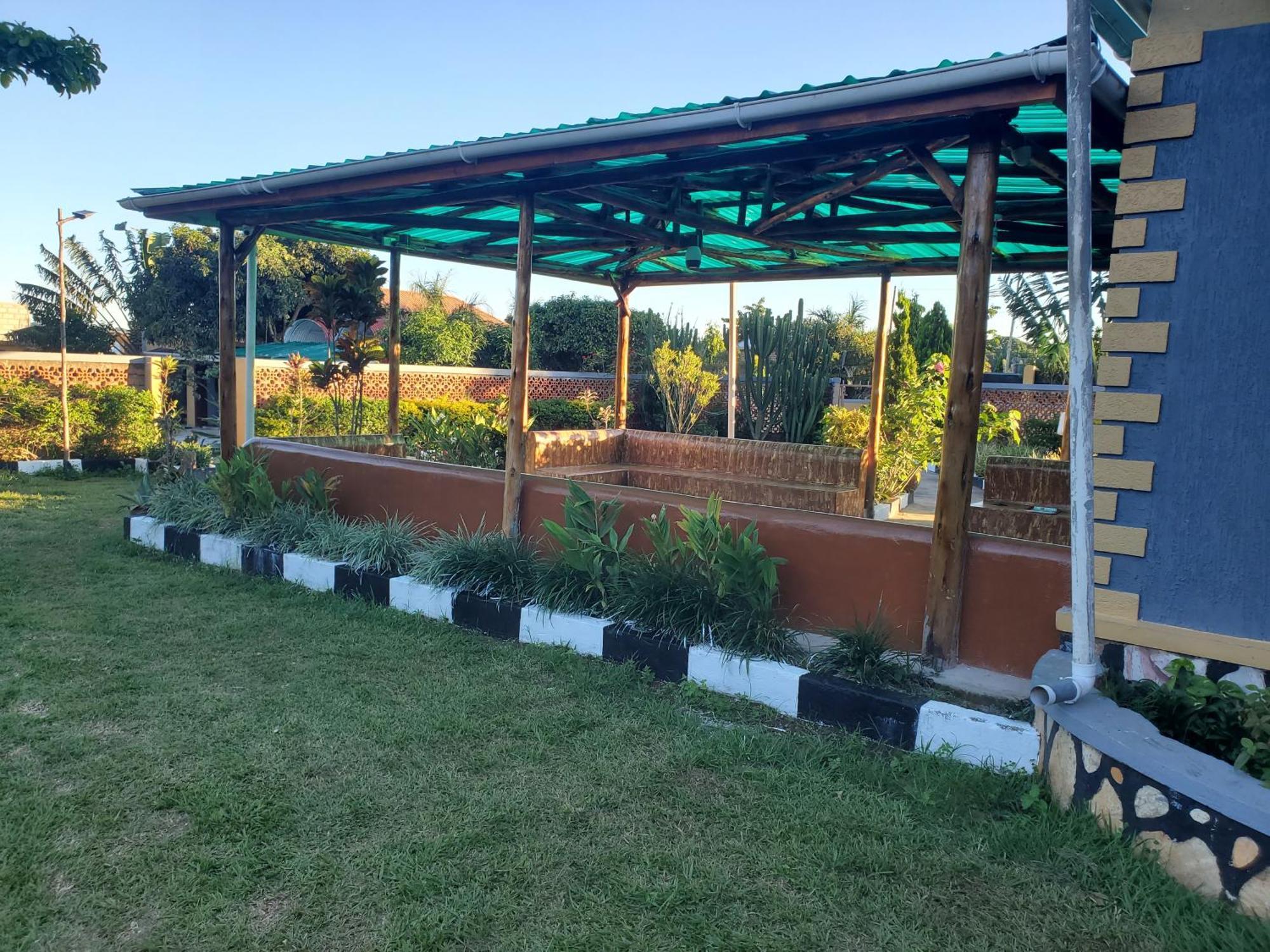 Gorilla African Guest House Entebbe Dış mekan fotoğraf