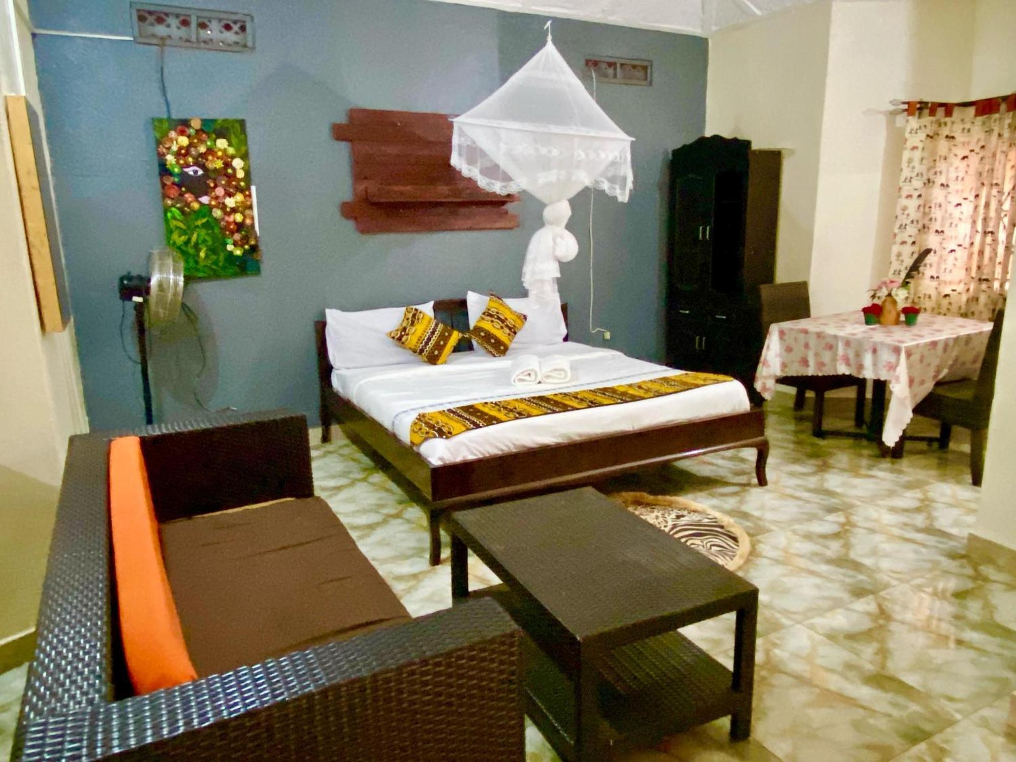 Gorilla African Guest House Entebbe Dış mekan fotoğraf