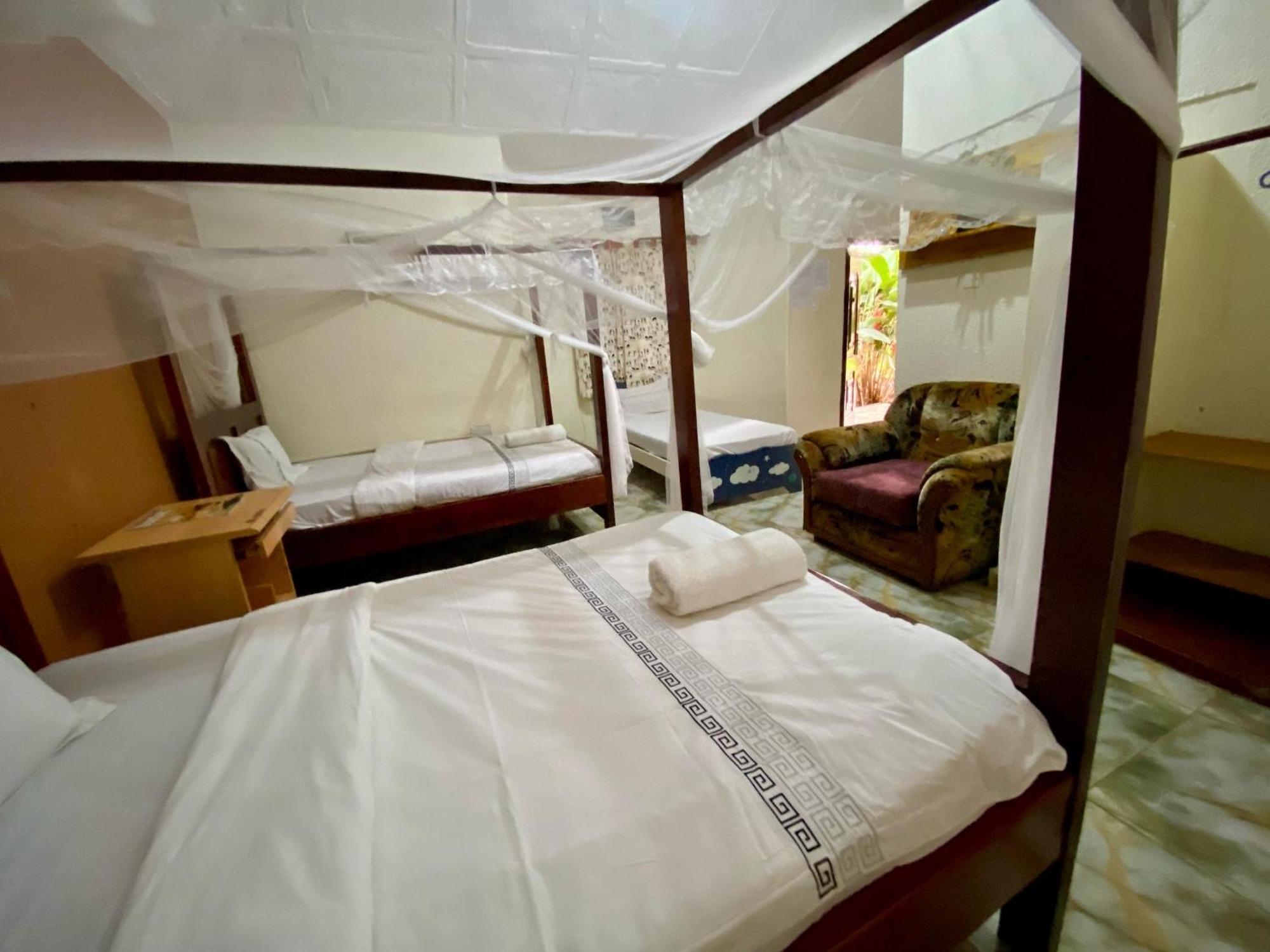 Gorilla African Guest House Entebbe Dış mekan fotoğraf